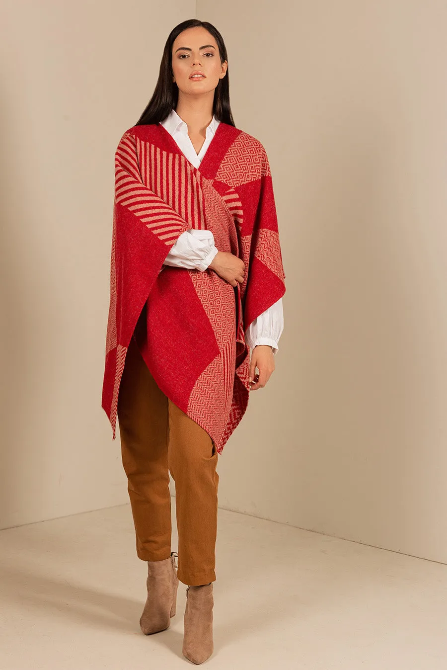 Urubu Cape Baby Alpaca Color Red